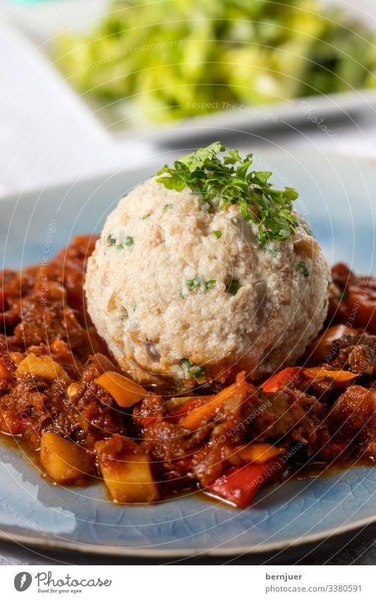 Fleisch Gemüse Brot Suppe Eintopf Kräuter & Gewürze Abendessen Schalen & Schüsseln Löffel Tisch heiß lecker braun Gulasch Knödel Salat Wein Glas Petersilie