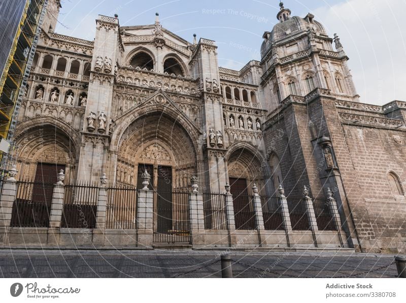 Fassade der alten gotischen Steinkathedrale Architektur Kathedrale historisch Gebäude antik mittelalterlich Großstadt Kultur Außenseite Stadt reisen Tourismus