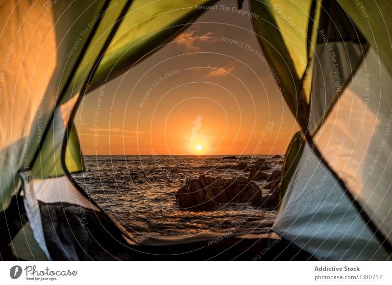 Blick vom Zelt auf den farbenprächtigen Sonnenuntergang über dem Meer Meeresufer Himmel reisen Tourismus Ausflug majestätisch Harmonie farbenfroh hell