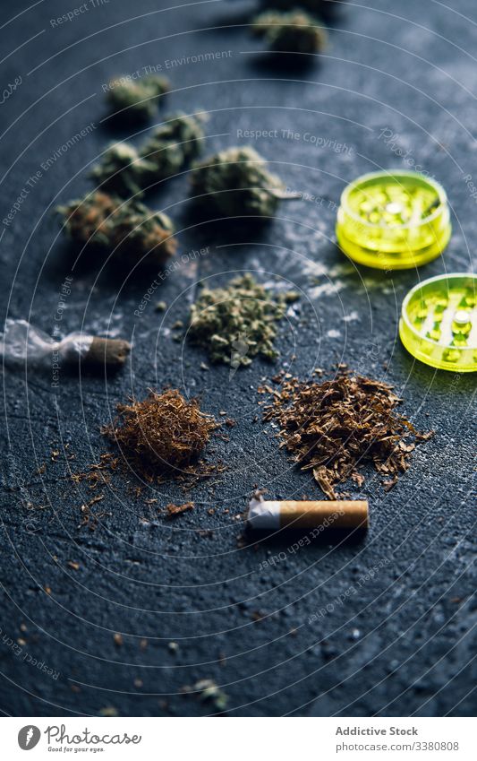 Marihuana-Knospen und Zigarette zur Herstellung von Joint Blütenknospen Gelenk rollendes Papier Grunge Medikament Cannabis Tabak Unkraut Rauch Kräuterbuch