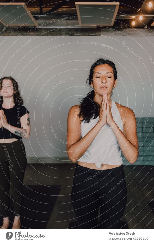 Barfüßige Frauen, die Yoga in Berg-Pose praktizieren Meditation üben Namaste sich[Akk] entspannen Klasse Training Windstille Fokus Menschen samasthiti sportlich