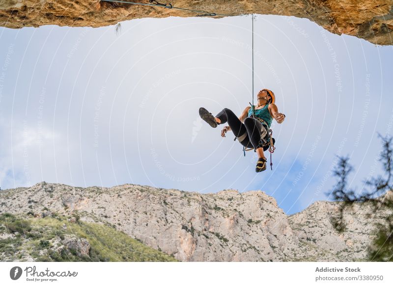 Bergsteigerin mit Freude am Bergsteigen Aufsteiger genießen Frau Alpinist hängen Klippe aufsteigen Berge u. Gebirge Gelände Abenteuer extrem Risiko aktiv