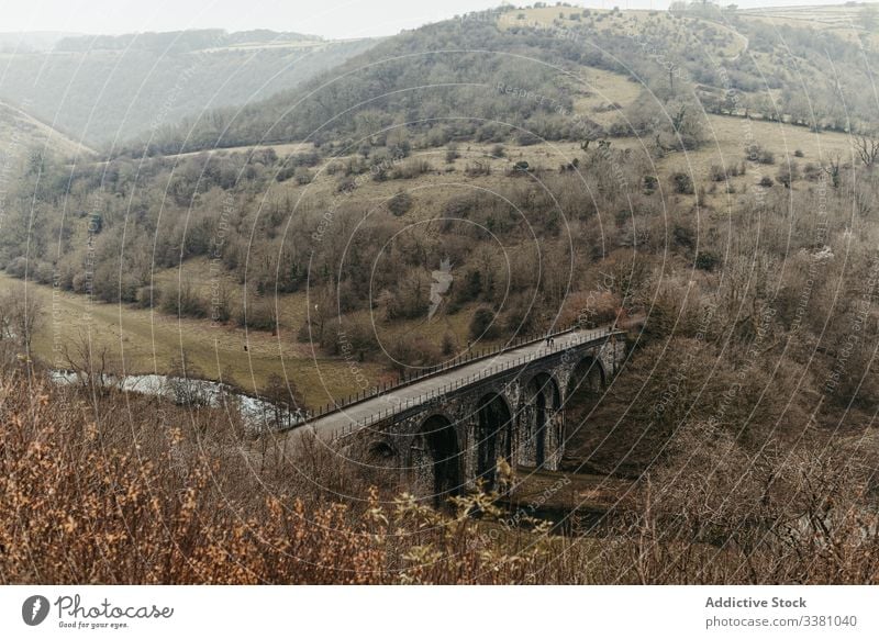 Alte alte Brücke über einen kleinen Fluss im Bergtal Berge u. Gebirge Tal Hügel Struktur reisen Natur Verkehr Architektur malerisch Tourismus Gebäude