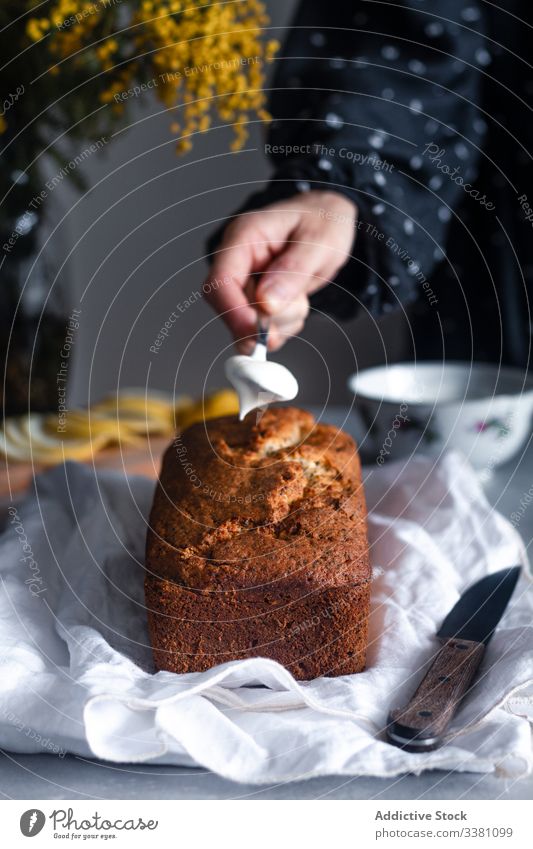 Frau setzt Schlagsahne auf Kuchen selbstgemacht Sahne gepeitscht dekorieren Hand Lebensmittel backen Gebäck Zitrone geschmackvoll Tisch Küche lecker vorbereiten