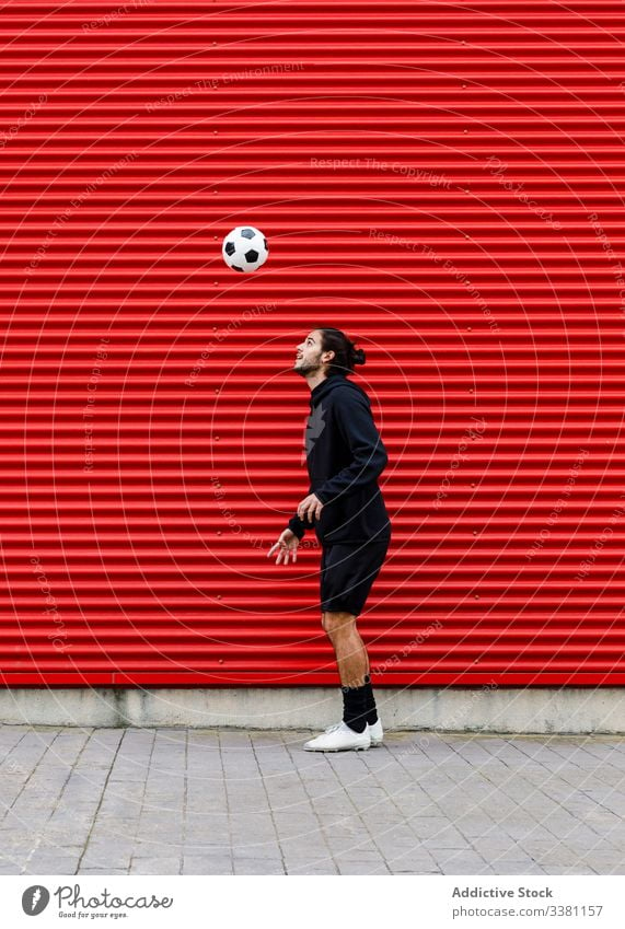 Mann spielt Fussball auf der Strasse Fußball Ball Kopf Training Finte Kick spielen Sport Aktivität Spiel männlich Energie Straße urban Bewegung Gesundheit