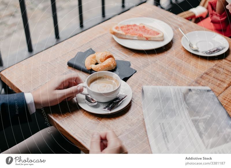 Ehepaar trinkt Kaffee im Café Paar Frühstück Zusammensein romantisch Tisch Tasse trinken Zeitung Morgen sich[Akk] entspannen ruhen Kantine lässig Sitzung