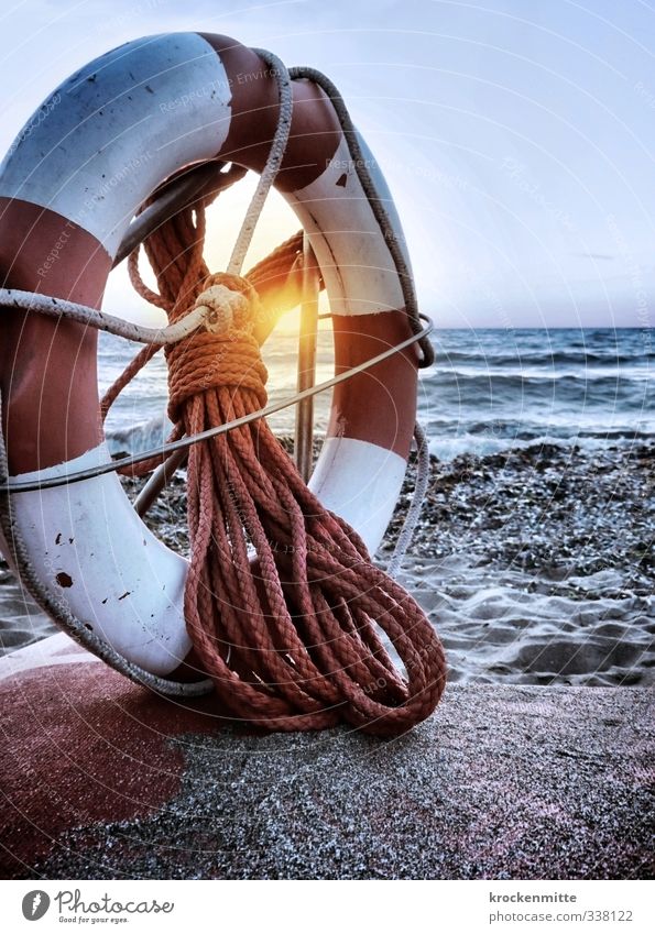 Rettung bei Untergang Natur Himmel Sonnenaufgang Sonnenuntergang Sonnenlicht Sommer Wellen Küste Strand Meer Sand Rettungsring rot weiß Sicherheit Seil Italien