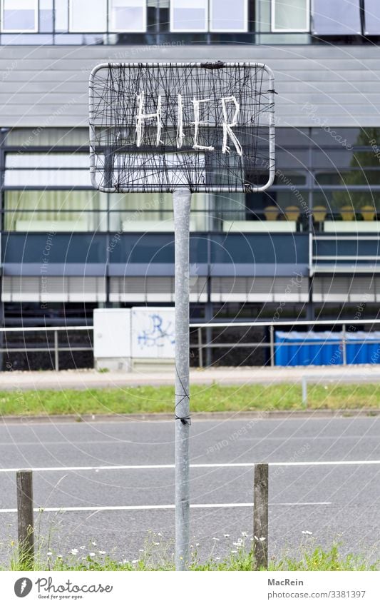 Kunst Straße Verkehrszeichen Verkehrsschild Metall Zeichen Schilder & Markierungen Hinweisschild Warnschild grau Spinnennetz gewebt Typographie