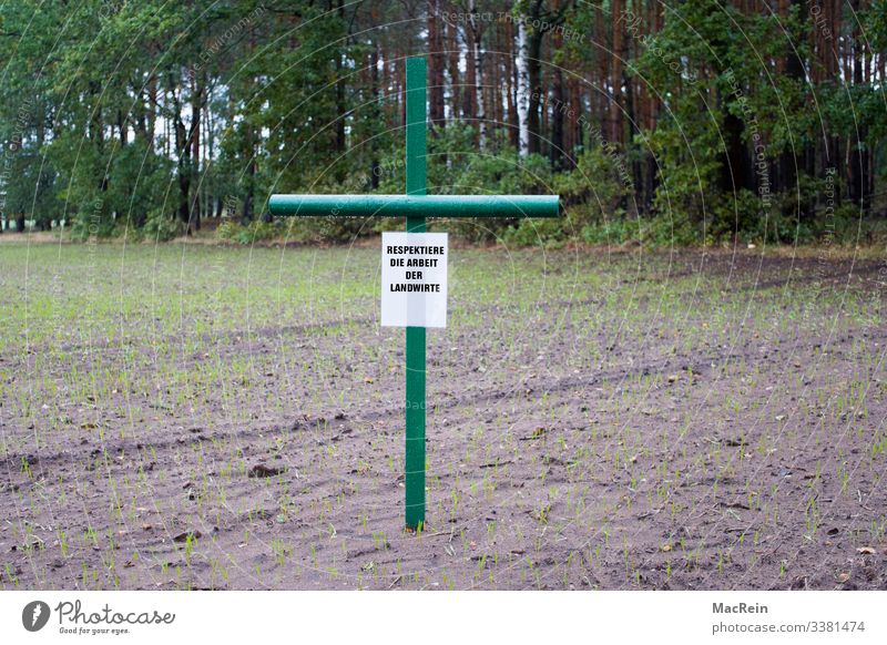 Arbeit & Erwerbstätigkeit Landwirtschaft Forstwirtschaft Feld Denkmal Respekt protestieren Aktion Artenschutz Obstbau Ackerbau Ackerboden Kreuz grün