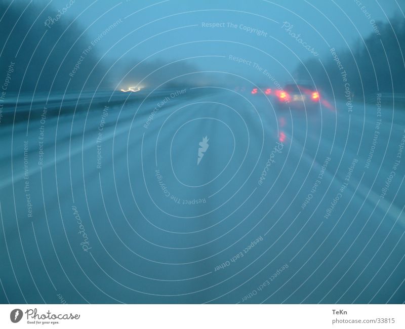 Deutsche Autobahn nass Geschwindigkeit trist Nebel Rücklicht Verkehr Regen Straße PKW