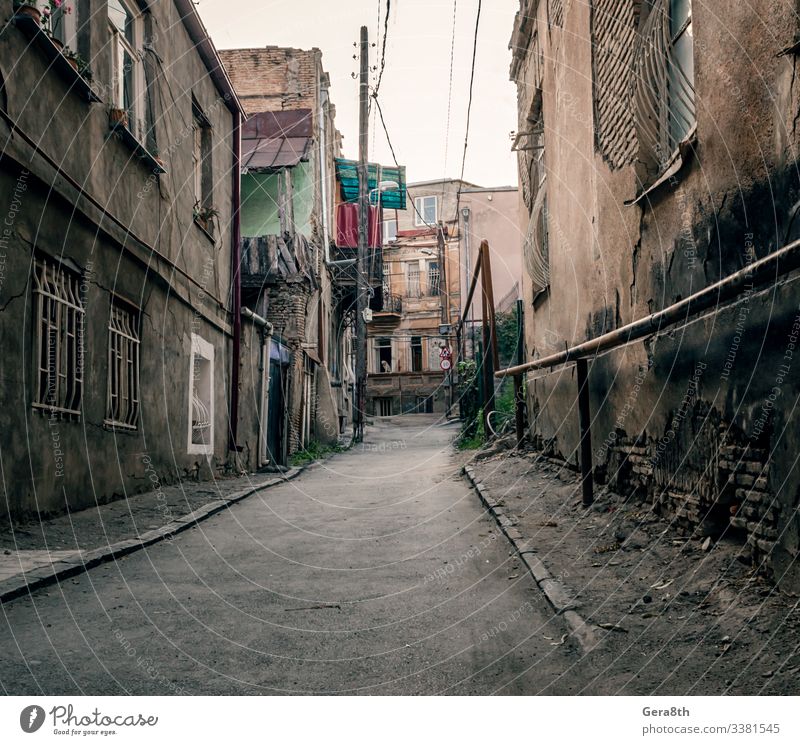 Slum-Altstadtstraße mit ruinierten Hütten Ferien & Urlaub & Reisen Tourismus Haus Stadt Ruine Gebäude Architektur Balkon Straße Stein alt Armut retro Georgien