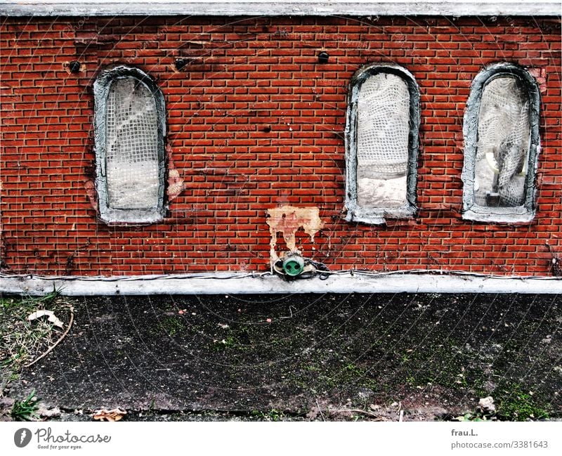 Steckdose Menschenleer Haus Einfamilienhaus Traumhaus Hütte Fassade Fenster alt Gardine dreckig Täuschung Farbfoto Außenaufnahme Textfreiraum unten Tag