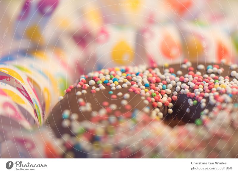 Donut mit Zuckerperlen, Luftschlangen Lebensmittel Teigwaren Backwaren Krapfen Zuckerstreusel Schokolade Ernährung Kaffeetrinken Feste & Feiern Muttertag