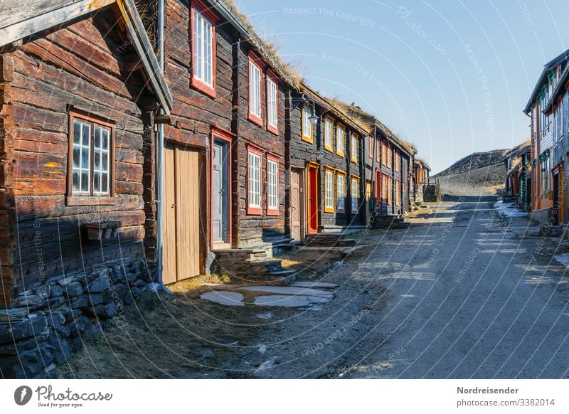 Alte Holzhäuser in der Bergbaustadt Röros in Norwegen Weltkulturerbe Skandinavien Tradition alt retro Stadt Idylle Nostalgie Holzhaus Farbfoto Außenaufnahme