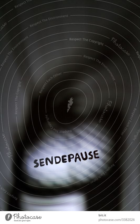 Wie es dem schwarzen Fernseher aus Tonpapier gelang, einen flackernden Bildschirm zu erzeugen, war der Sendepause ein Rätsel. TV sendepause Sender