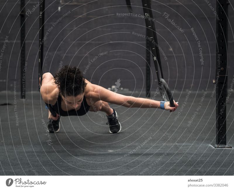 Übende Frau mit Turnringen in der Hand Lifestyle Körper Sport Mensch Erwachsene Fitness sportlich muskulös stark Kraft Athlet Boxer üben erschöpft passen