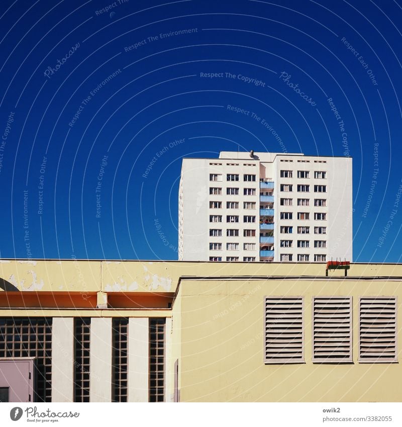 Hauptstadt der DDR Berlin Hohenschönhausen Wohnblock Plattenbau Himmel wolkenlos blau Textfreiraum oben Fenster Fassade Belüftung unpersönlich streng abweisend