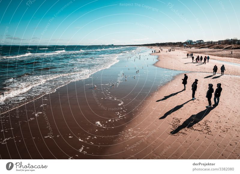 Am Strand vom Heringsdorf auf Usedom Sonnenlicht Schatten Spaziergang Seeküste Seebrücke Winter Tourismus Küste Reisefotografie reiseziel Historische Bauten