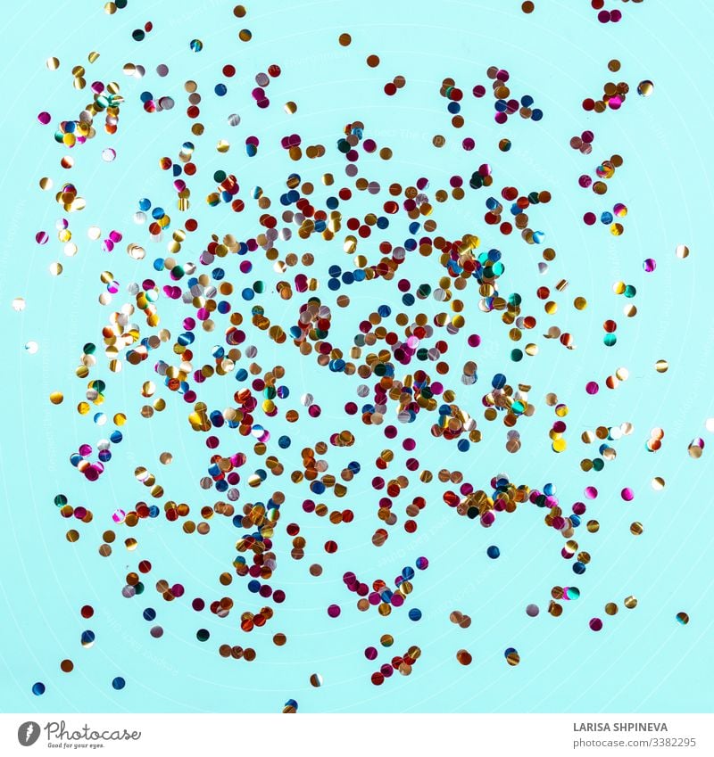 Goldfarbenes Konfetti auf blauem Hintergrund. Feierliche Kulisse für Geburtstag, Karneval Party farbenfroh abstrakt festlich Papier Feiertag Farbe Raum hell