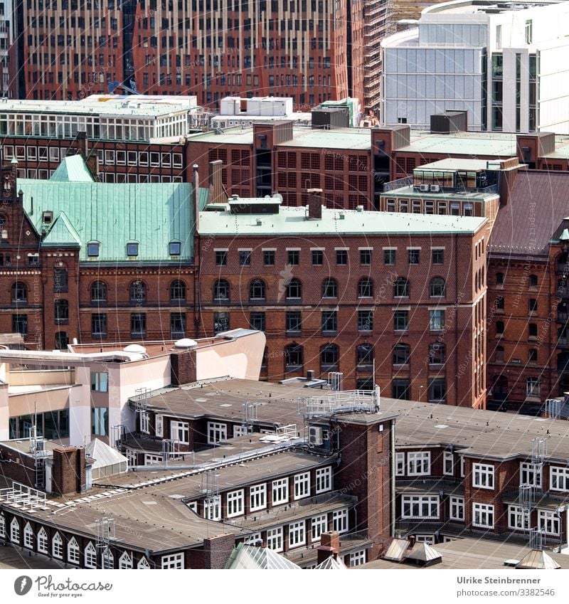 Speicherstadt und Hafencity in Hamburg vereinen neue und alte hanseatische Architektur Stadtansicht Häuser Gebäude Altstadt Neubau Alte Speicherstadt Hafenstadt