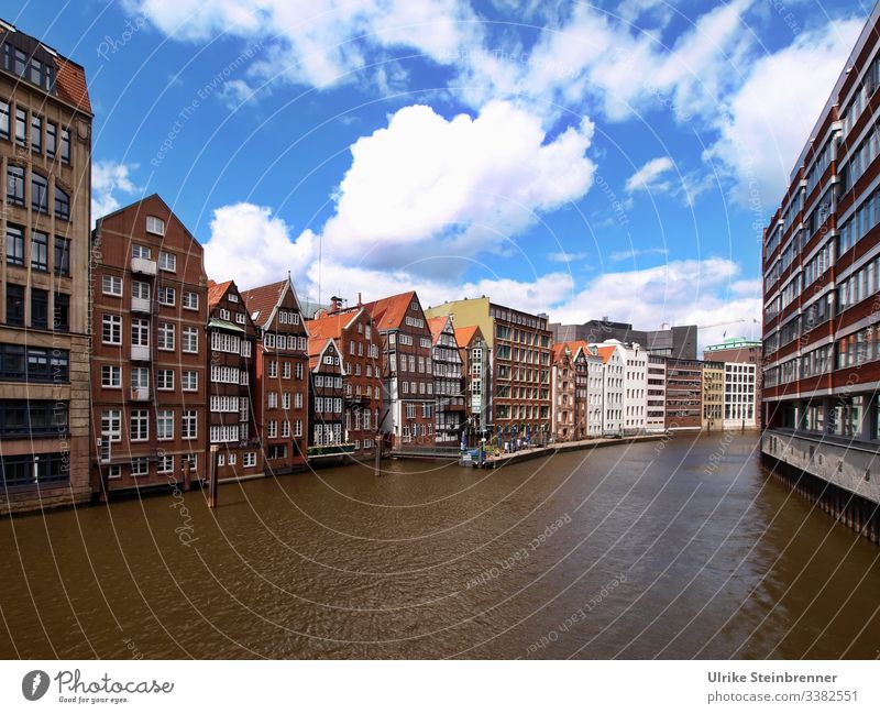 Nikolaifleet in Hamburg Flotte Kanal Hauser Altstadt Wasser Stadt Architektur Wasserstraße Stadtansicht Gebäude Altbau Fassade alt historisch Fenster