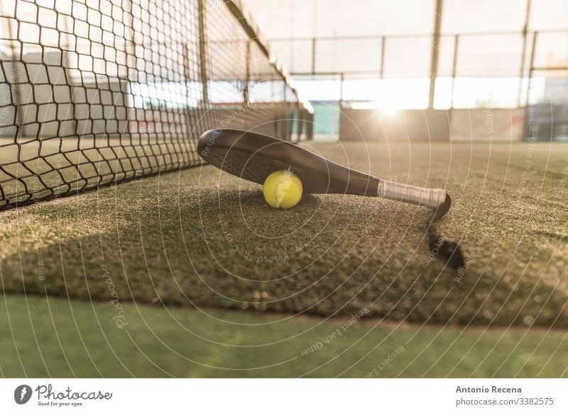 Paddle-Tennis-Image von Platz, Schläger, Netz und Ball Padel Paddeltennis Sport Remmidemmi Paddel-Tennis pádel Sonnenuntergang Gericht Tennisball im Freien