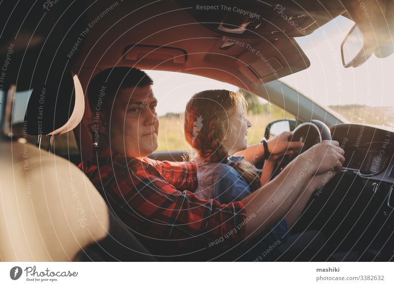 Vater bringt der Tochter das Autofahren bei, Familie reist in den Sommerferien Kind PKW Mädchen Zusammensein Glück Laufwerk Ausflug Fahrzeug Eltern Reise