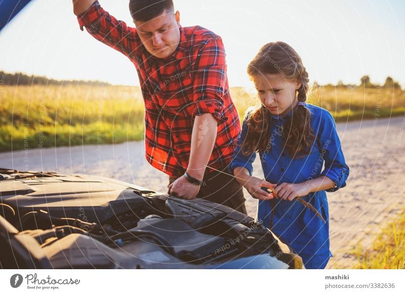 Vater und Tochter beheben Probleme mit dem Auto während der Sommerreise. Kind hilft Papa. PKW Familie Mädchen Mechaniker Reparatur Automobil Mann im Freien