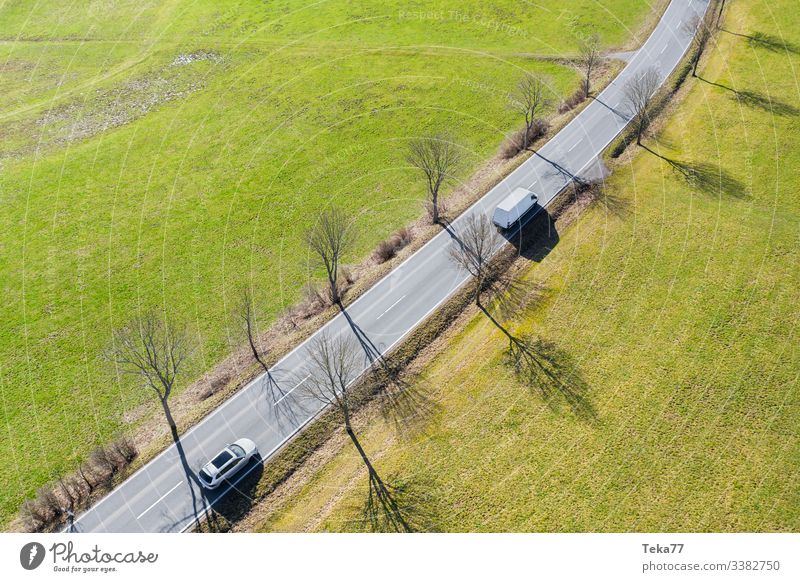 Autos auf einer Allee von oben in der Sonne Straße Avenue Street PKW Auto von oben Straße von oben Straße mit einem Lieferwagen Autofahren Lieferwagen von oben