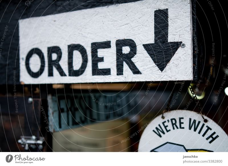 "Order"-Schild an Streetfood-Stand Bestellen Bestellung hier Restaurant Street Food Essensausgabe Counter Tresen Ausgabe Fast Food Fast Food Restaurant London