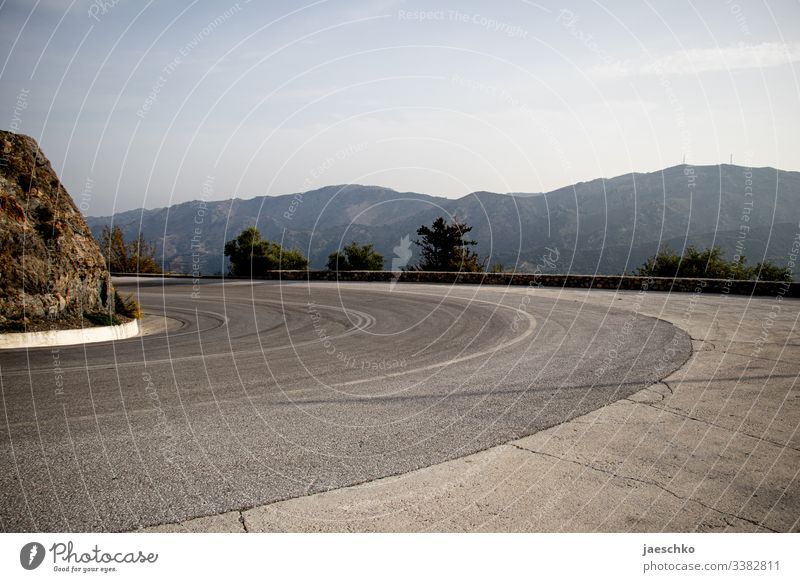 Kurve in den Bergen Straße Serpentinen Autofahren Pass leer Berge u. Gebirge Landschaft Ferien & Urlaub & Reisen Mittelmeerraum mediterran Verkehrswege