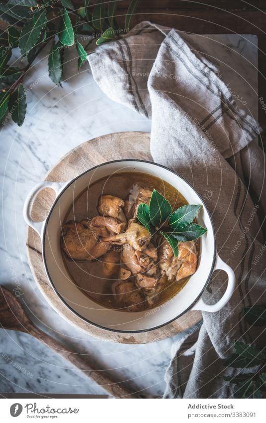 Aromatische Suppe mit gedünstetem Huhn Hähnchen schmoren Kraut Mahlzeit Brühe Tisch Küche geschmackvoll Abendessen frisch rustikal Schalen & Schüsseln