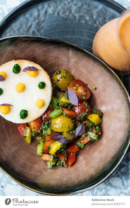 Helle Gemüsemischung auf Keramikplatte im Café Tomate aufgeschnitten Salatbeilage Lebensmittel lecker geschmackvoll Mahlzeit frisch Speise Küche Ernährung