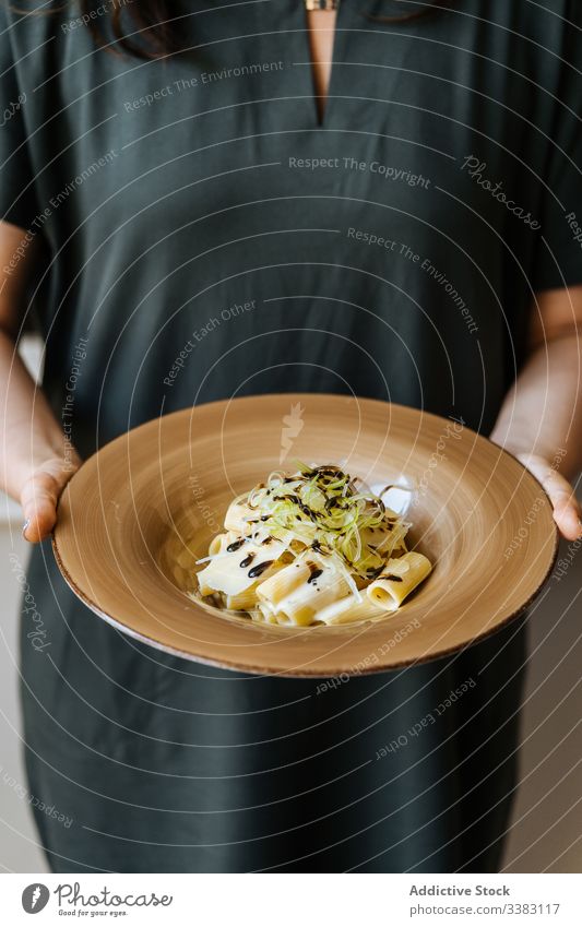 Teigwaren mit Käse und Sauce im Teller Spätzle Saucen geschmackvoll essen Bestandteil organisch kulinarisch Küche Feinschmecker Mittagessen lecker Speise