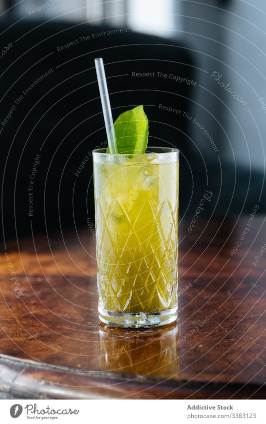 Frische, mit Grün dekorierte Limonade auf dem Tisch Glas trinken Minze Stroh Getränk Frucht frisch kalt Saft Erfrischung cool geschmackvoll lecker Bar liquide