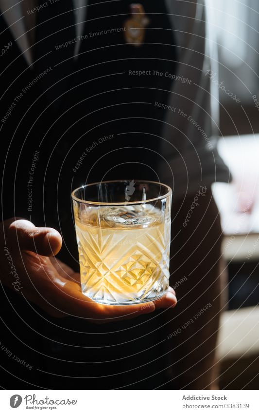 Person mit einem Glas Getränk im Sonnenlicht trinken lecker Erfrischung Cocktail kalt Eis Saft geschmackvoll sich[Akk] entspannen Vitamin Portion natürlich