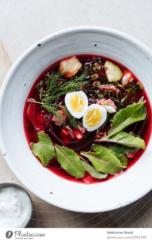 Bunte Rote-Bete-Suppe mit Eiern und Kräutern im Teller Rote Beete grün Kraut lecker Lebensmittel geschmackvoll frisch Speise Küche Mahlzeit Gemüse