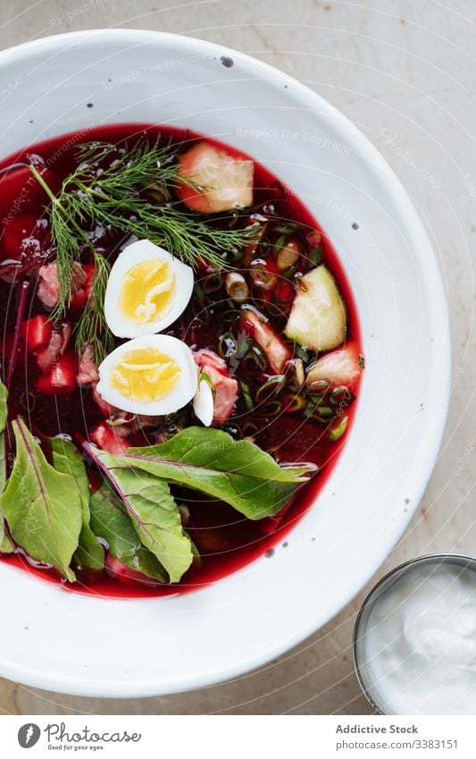 Bunte Rote-Bete-Suppe mit Eiern und Kräutern im Teller Rote Beete grün Kraut lecker Lebensmittel geschmackvoll frisch Speise Küche Mahlzeit Gemüse