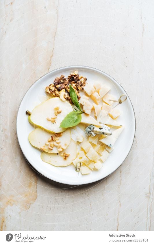 Köstliche Vorspeise für die Weinrebe im Restaurant Amuse-Gueule Snack Käse Birne Teller Antipasti Walnussholz Spieße Minze Feinschmecker frisch Hohe Küche