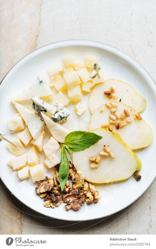 Köstliche Vorspeise für die Weinrebe im Restaurant Amuse-Gueule Snack Käse Birne Teller Antipasti Walnussholz Spieße Minze Feinschmecker frisch Hohe Küche