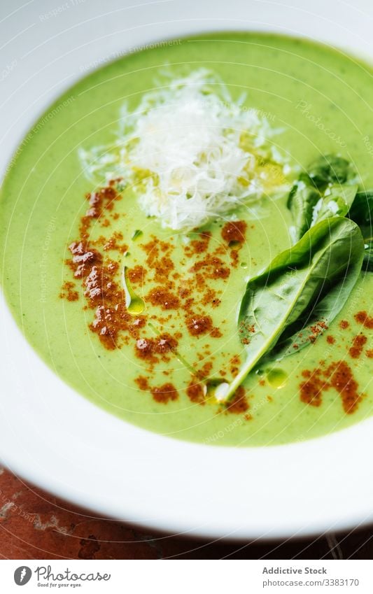 Gesunde Cremesuppe stilvoll im Restaurant serviert Rahmsuppe Gemüse Lebensmittel Portion lecker Mahlzeit Speise geschmackvoll Teller Haute Cuisine Brokkoli Käse