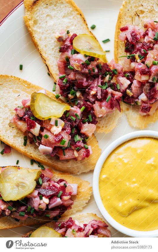 Schmackhafte Bruschetta mit Salat und Sauce im Restaurant Salatbeilage Speise Brot Hohe Küche Zuprosten Salatgurke Saucen farbenfroh Vinaigrette gebacken lecker