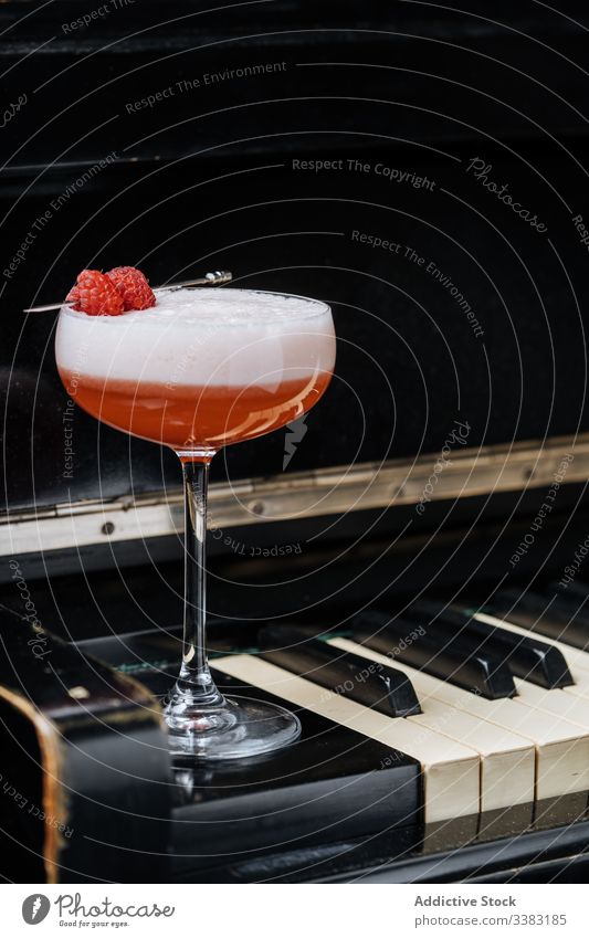 Perfect Clover Club-Cocktail auf Klaviertasten Schlüssel trinken Getränk Himbeeren rot schäumen Glas Dekor Alkohol Klee-Club Gin Stil Pub Reichtum feiern