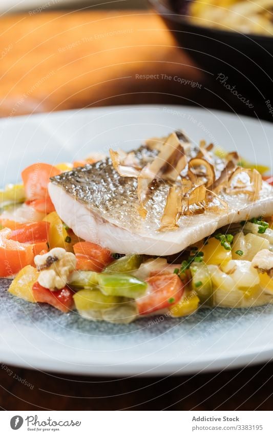 Frischer Salat aus bunten Paprikaschoten mit Fisch Salatbeilage Meeresfrüchte Haute Cuisine Restaurant farbenfroh Speise Gesundheit Gemüse lecker geschmackvoll