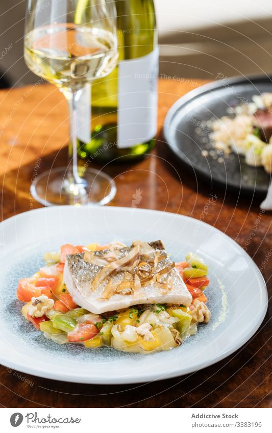 Frischer Salat aus bunten Paprikaschoten mit Fisch Salatbeilage Meeresfrüchte Haute Cuisine Restaurant farbenfroh Speise Gesundheit Gemüse lecker geschmackvoll