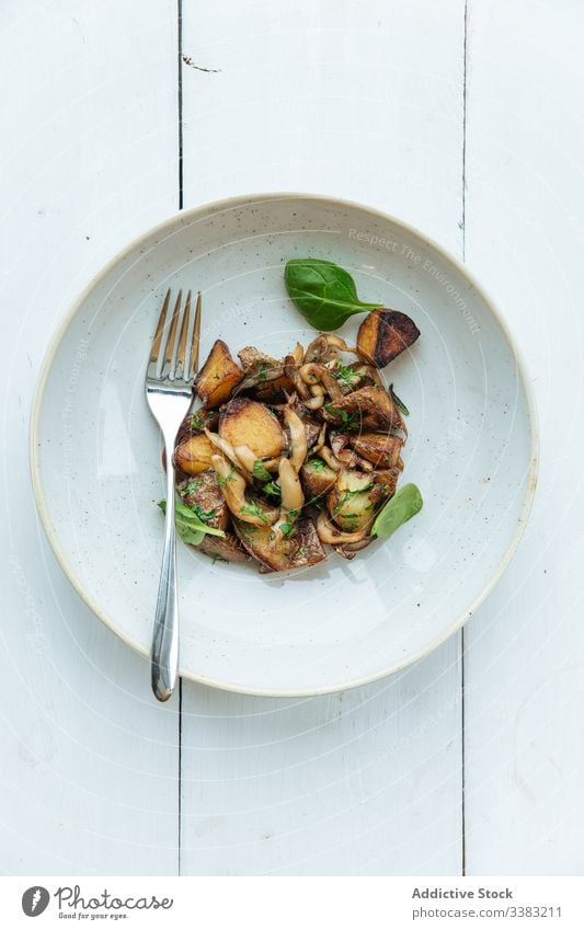 Vegetarisches Gericht der gehobenen Küche mit Süsskartoffeln Restaurant Kellner Dienst Speise Tisch Café Gast Speisekarte Schalen & Schüsseln modern