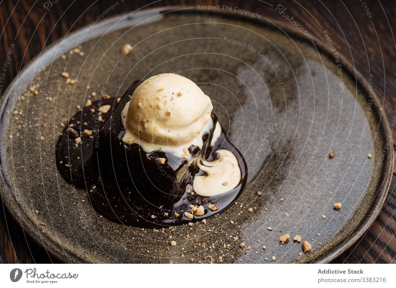 Köstlicher Schokoladen-Brownie mit Eis auf dem Teller Speiseeis Kuchen Nut Dessert lecker süß geschmackvoll Lebensmittel Zucker Feinschmecker melken Ernährung