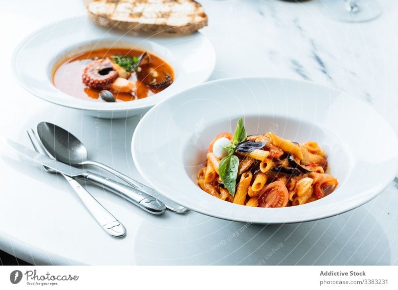 Teller mit klassischer italienischer Pasta im Restaurant Spätzle Italienisch Speise Haute Cuisine Gemüse Scheibe Spielfigur Tomate Aubergine Saucen Basilikum