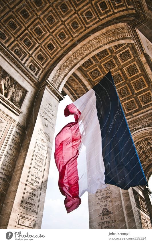 Liberté, Égalité, Fraternité Paris Frankreich Hauptstadt Stadtzentrum Tor Sehenswürdigkeit Wahrzeichen Arc de Triomphe Fahne ästhetisch Bekanntheit gigantisch