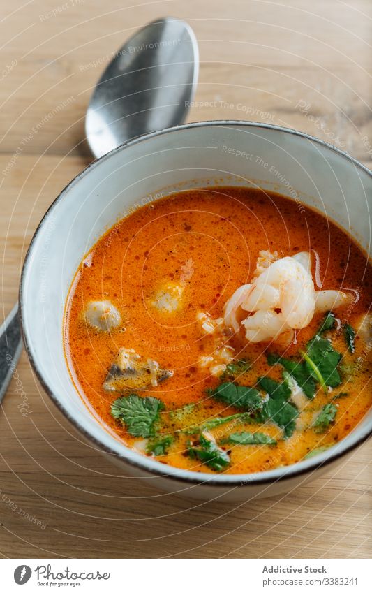 Traditionelles asiatisches Tom Yum mit Garnelen im Restaurant Suppe Granele Meeresfrüchte Hohe Küche Asiatische Küche Löffel Speise Mahlzeit lecker organisch